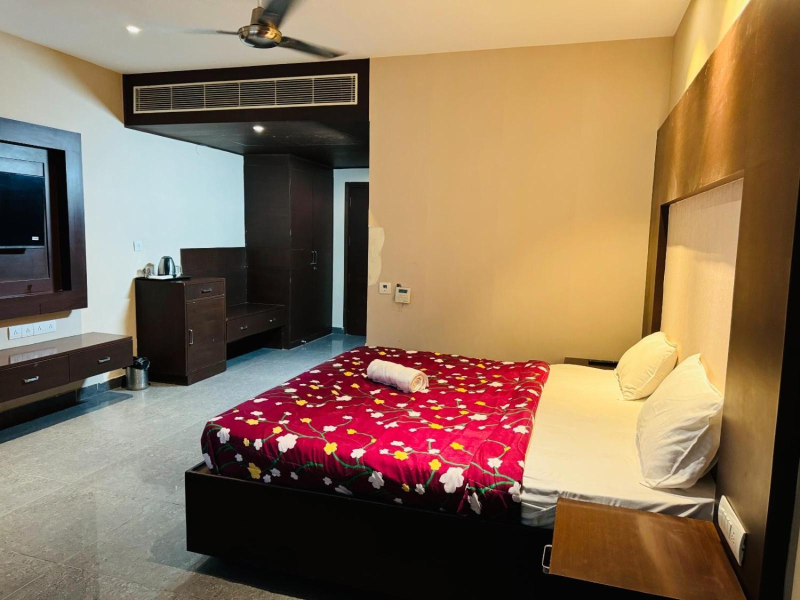 The Pearl Hotel Sirsa Eksteriør bilde